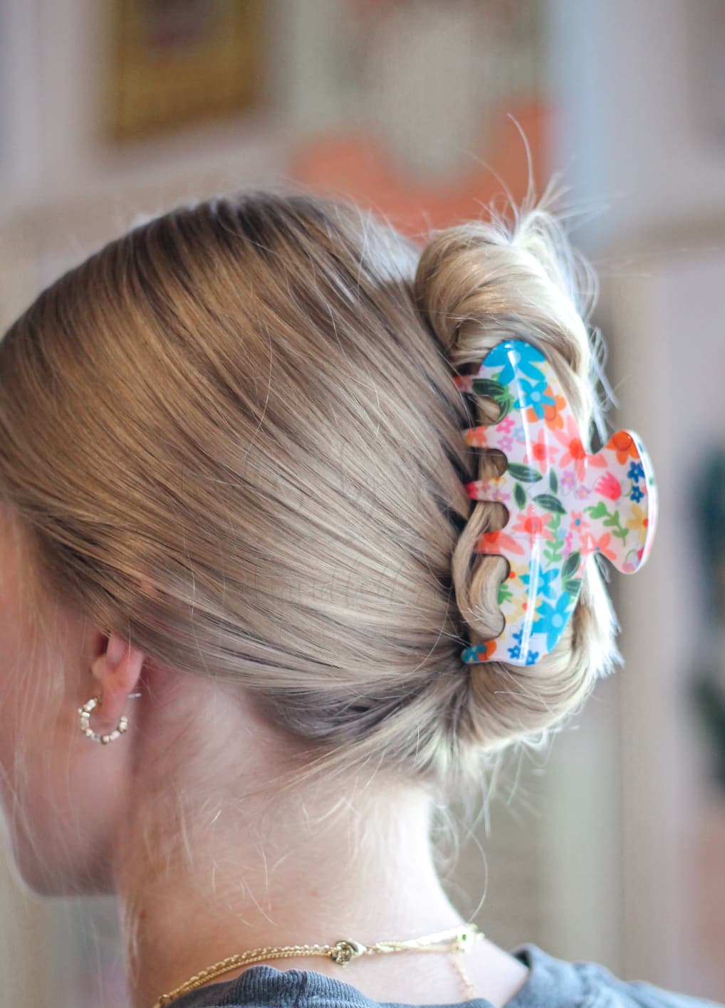 Decorative white floral hair claw clip with colorful spring flower pattern and glossy finish for women's hair styling.