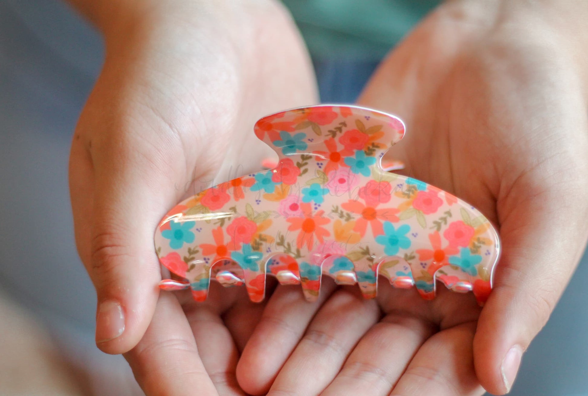 Patterned acetate hair claw clip for women with a vintage-inspired floral design, perfect for secure hair styling.